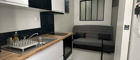 KĂŒhlschrank, Ofen, Wasserkocher mit Kaffee-/Teezubehör, Wasserkocher