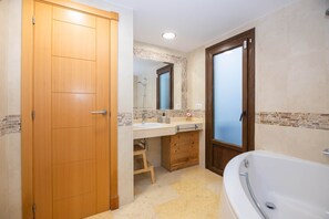 Shower, jetted bath, hair dryer, bidet - El Refugio Atlántico (Corralejo)