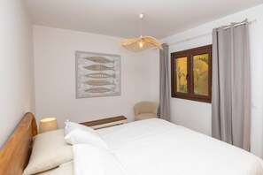 4 bedrooms, in-room safe, desk, travel cot
