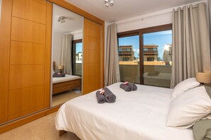 4 soverom, safe på rommet, skrivebord og reiseseng for barn