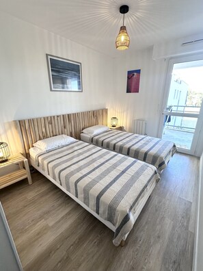 Fer et planche à repasser, Wi-Fi gratuit, draps fournis