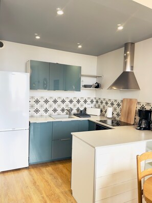 Réfrigérateur, micro-ondes, four, lave-vaisselle