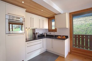 Jääkaappi, mikroaaltouuni, uuni, astianpesukone