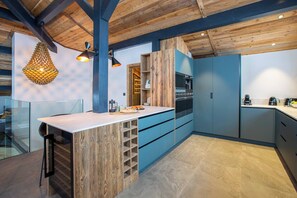 Kühlschrank, Mikrowelle, Ofen, Geschirrspüler