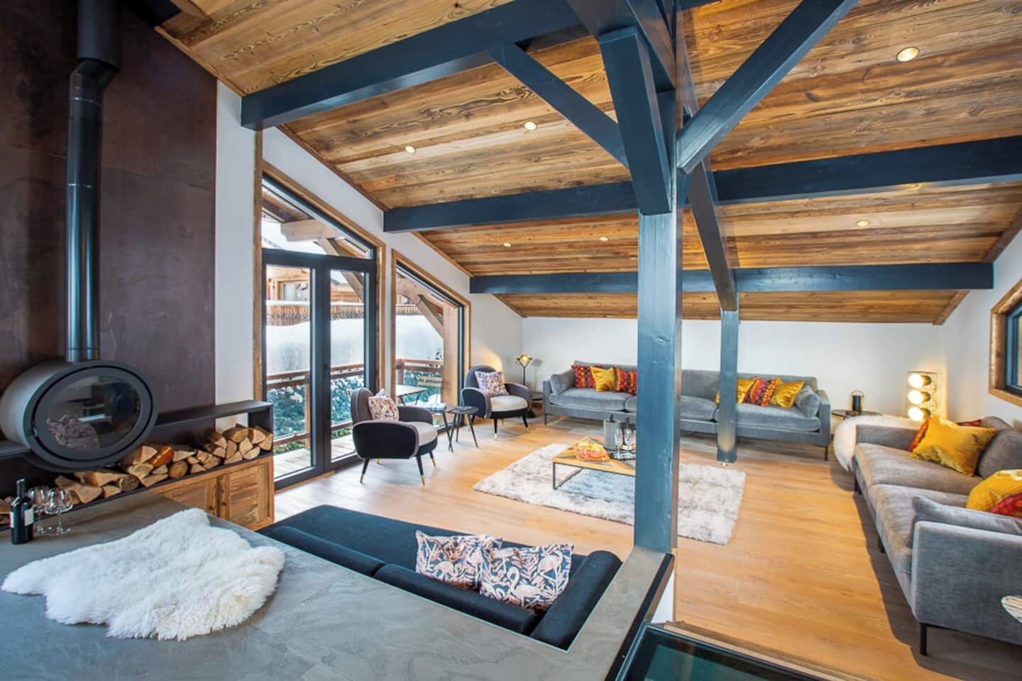 Télévision, cheminée, jeux vidéo, espaces bureaux