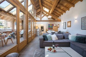 Fernseher, Kamin, Videospiele, Arbeitsbereiche