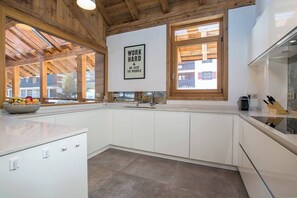 Wasserkocher mit Kaffee-/Teezubehör, Kühlschrank, Mikrowelle, Ofen