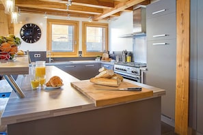 Kaffe- och tebryggare, kylskåp, mikrovågsugn och ugn