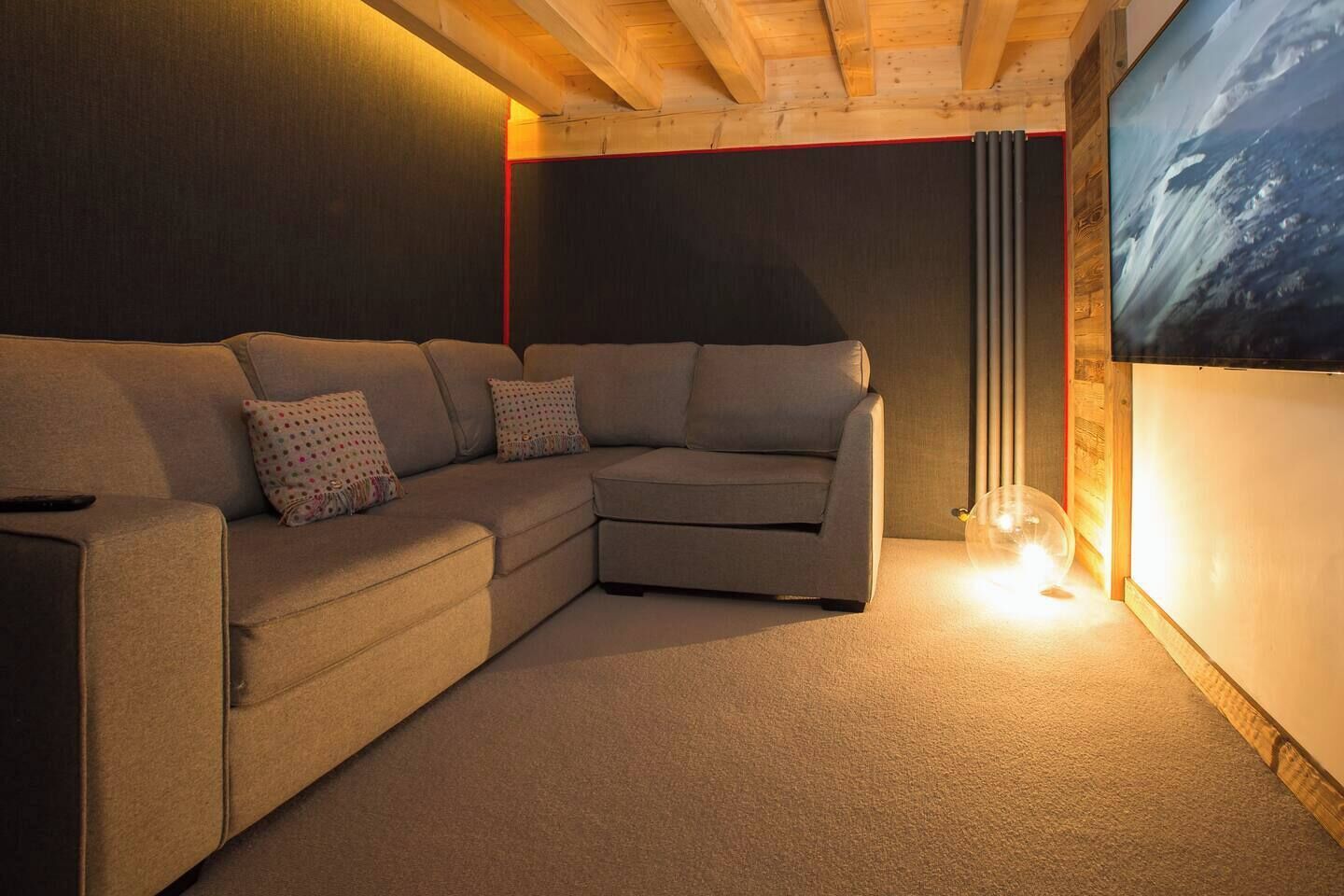 More Mountain  Chalet La Cornette Est Un Chalet De Luxe Indépendant Avec Salle De Cinéma, Cheminée à Bois Et Sauna. Idéalement Situé Au Centre De Morzine. - Morzine