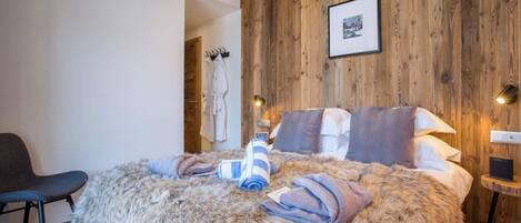 6 bedrooms, iron/ironing board, free WiFi, bed sheets