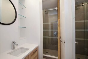 Bruser, hårtørrer, håndklæder, Sæbe