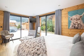 6 bedrooms, desk, iron/ironing board, free WiFi