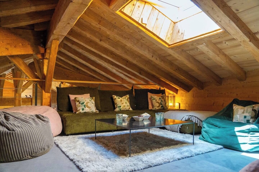 Chalet Le Pre Hosted By More Mountain Morzine | Luxury 6 Bed 6 Bath Chalet | Sleeps 14. Only 10 Min Walk Into The Heart Of Morzine With Huge Outdoor Jacuzzi, Large Terrace & Garden With Stunning Views Of The Slopes. Secluded Position, Yet Central. - Morzine