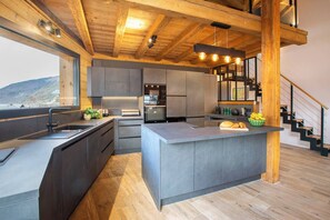 Fridge, oven, dishwasher, coffee/tea maker