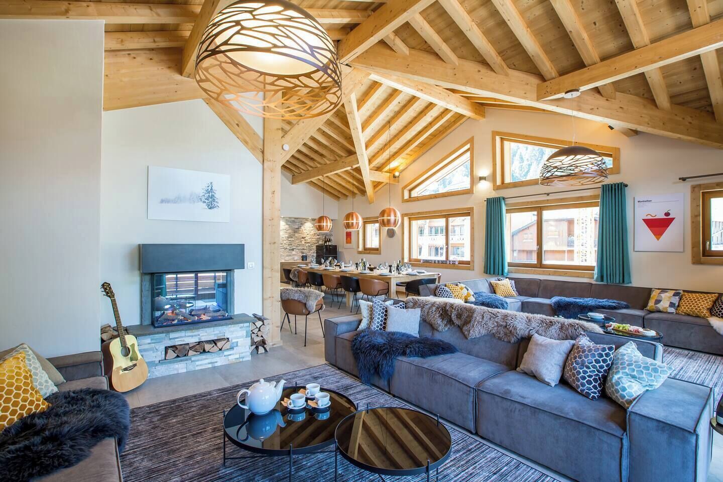 Tv, eldstad, tv-spel och kontor