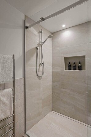 Douche, sèche-cheveux, serviettes fournies