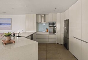 Frigorífico, microondas, horno y placa de cocina