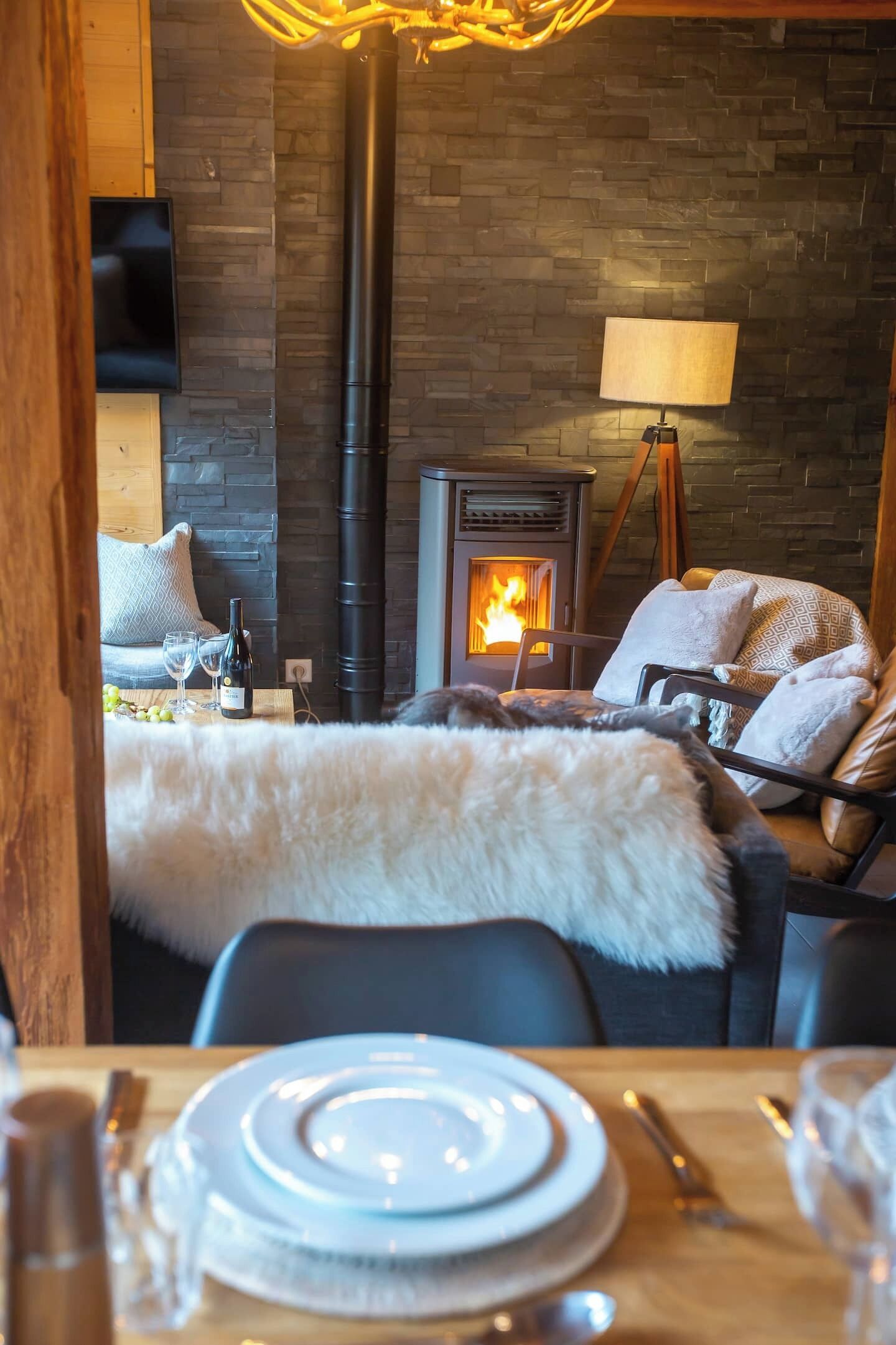 Chez Hibou Hosted By More Mountain Morzine | Split Level Townhouse Chalet With Outdoor Jacuzzi, Sauna & Large Terrace. Spanning 3 Floors, With 3 Large Ensuite Bedrooms Sleeping 7 People, All Within A 5-minute Walk Of Shops And Restaurants In Morzine. - Avoriaz