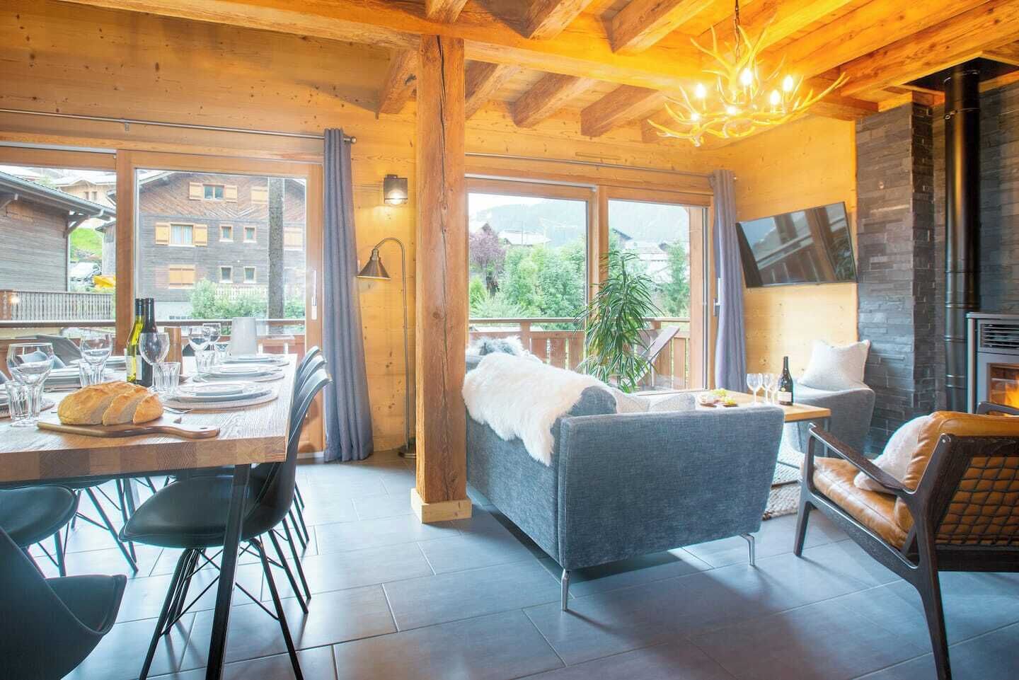 Una habitación acogedora con comedor, sofá y chimenea.