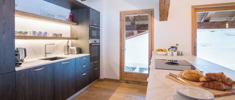 Fridge, oven, dishwasher, coffee/tea maker