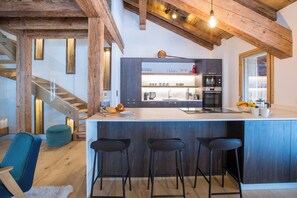 Jääkaappi, uuni, astianpesukone, kahvin-/teenkeitin