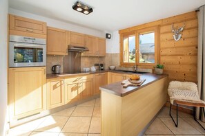 Fridge, oven, dishwasher, coffee/tea maker - Apartment Hameau Des Fes hosted by More Mountain, Morzine | Luxury 2 Bed 2 Bath apartment. Fantastic location with large terrace and Mountain Views. Family friendly and great location with All Mod Cons. Only 2 mins walk into town centre. (Morzine)