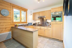 Kühlschrank, Ofen, Geschirrspüler, Wasserkocher mit Kaffee-/Teezubehör