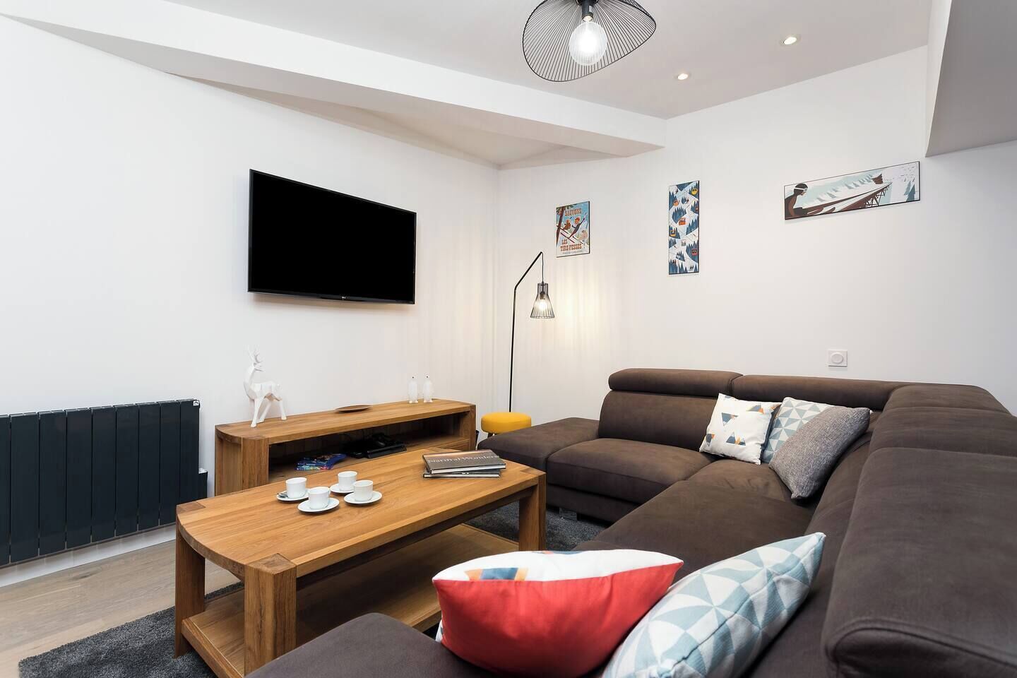 Apartment La Poste Hosted By More Mountain, Morzine | Large 3 Bed 2 Bath Apartment | Sleeps 6 . Fantastic Location With  Large Terrace In The Centre Of Town. Family Friendly With All Mod Cons. Only 5 Mins Walk To Ski Lifts And - Saint-Jean-d'Aulps