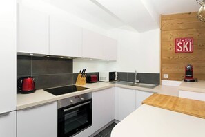 Fridge, oven, dishwasher, coffee/tea maker