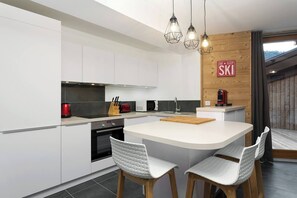 Kühlschrank, Ofen, Geschirrspüler, Wasserkocher mit Kaffee-/Teezubehör