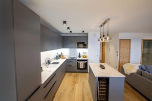 Kühlschrank, Mikrowelle, Ofen, Geschirrspüler