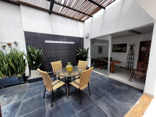 Laureles Stylish Family Urban Stay near Graffiti Tour