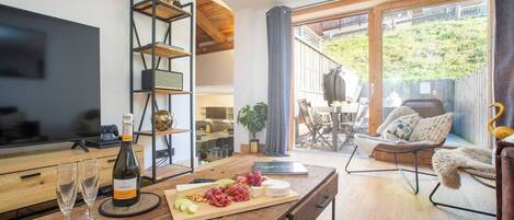 تلفزيون، ألعاب فيديو، مكتب