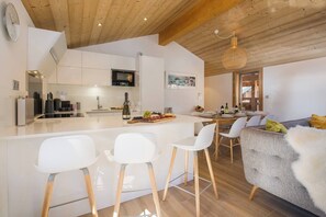 Kühlschrank, Ofen, Geschirrspüler, Wasserkocher mit Kaffee-/Teezubehör