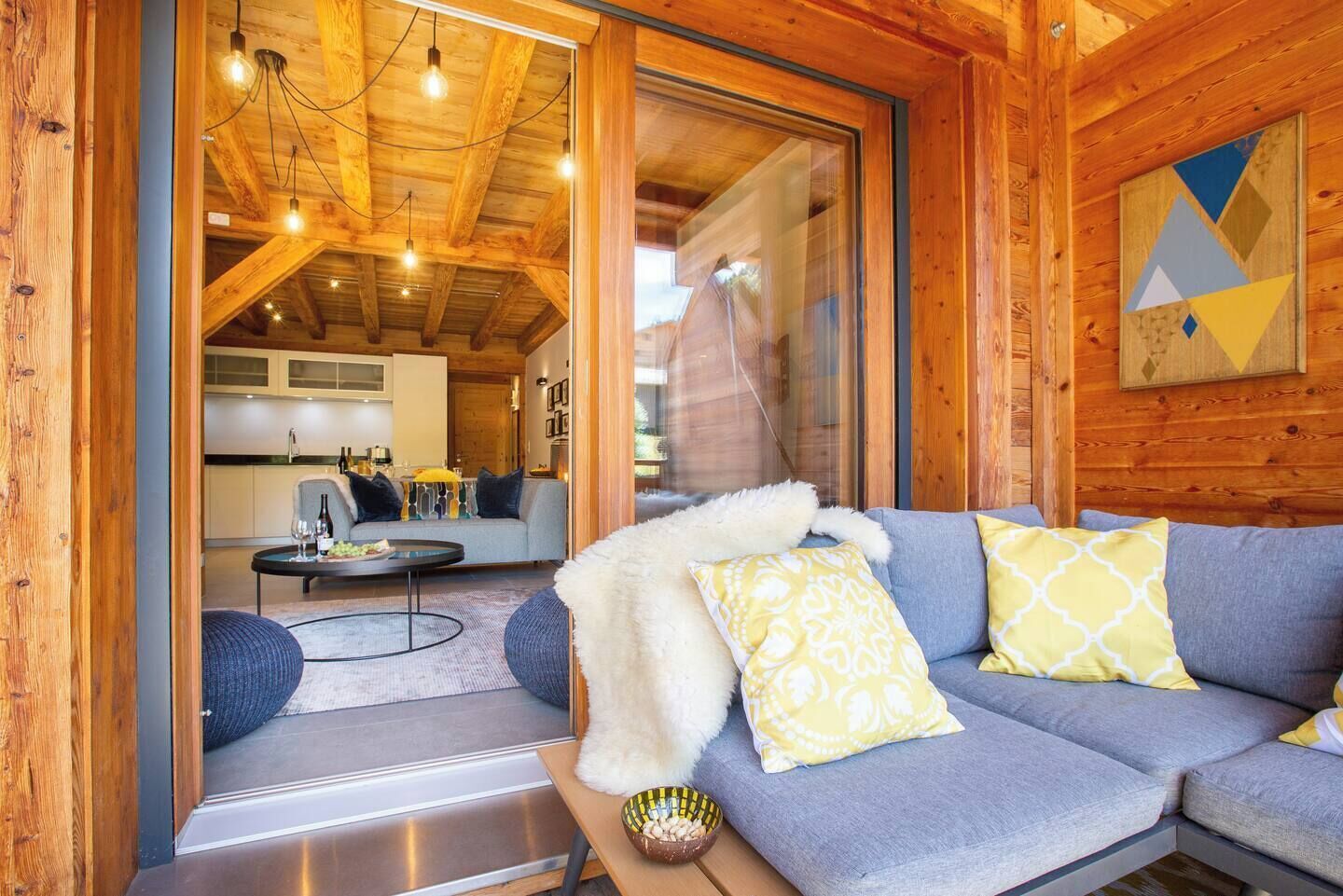Petit Chalet Robin Hosted By More Mountain | 3 Bed 3 Bath | Sleeps 6.  Stunning Private 3 Bedroom Townhouse, Just 5 Minutes From Central Morzine. Incredible South Facing Balcony, With Outdoor Jacuzzi, Bbq And Outdoor Dining Space. Great Location. - Morzine
