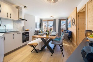 Réfrigérateur, cafetière/bouilloire, chaise haute