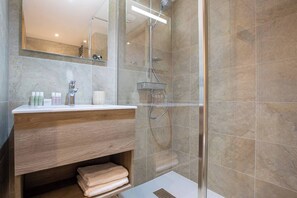 Sèche-cheveux, serviettes fournies