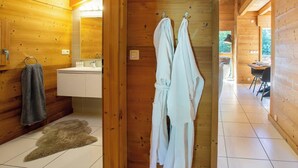 Ein Holzblockbau-Interieur mit Bad, Essbereich und Blick ins Freie.