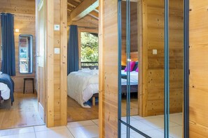 3 chambres, fer et planche à repasser, lit de bébé portatif