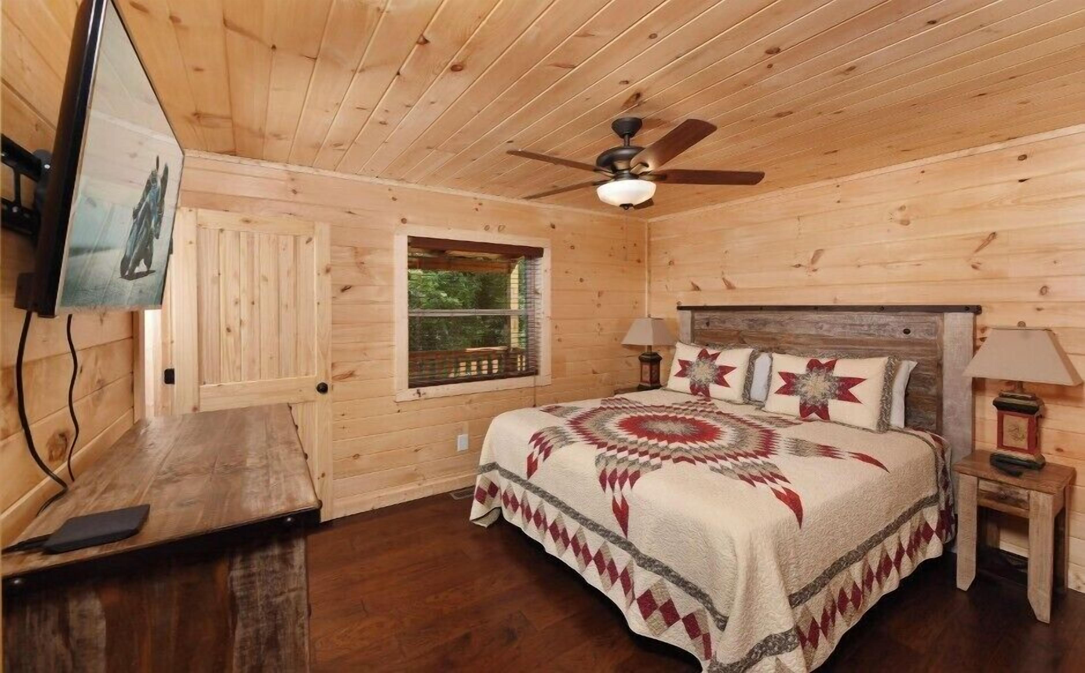 Basic Cabin, Mountain View | Iron/ironing board, free WiFi