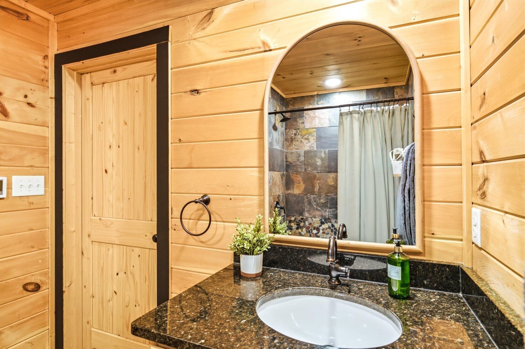 Basic Cabin, Mountain View | Bathroom