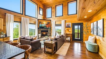 Basic Cabin, Mountain View | Iron/ironing board, free WiFi