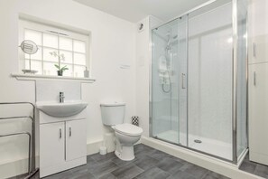 Een douche, een haardroger, handdoeken, shampoo
