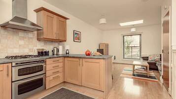 Kylskåp, mikrovågsugn, ugn och spishäll