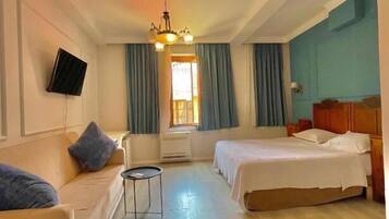 Habitació doble Deluxe, vistes a la ciutat | Escriptori i wifi gratuïta