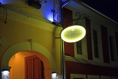 Fachada de la propiedad por la tarde o noche