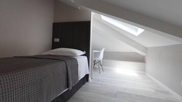 Chambre Triple Standard, vue cour intérieure | Bureau, Wi-Fi gratuit