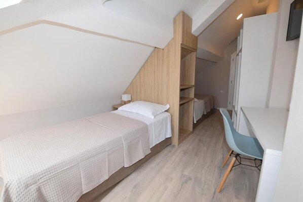 Standard-Zweibettzimmer, Bergblick | Schreibtisch, kostenloses WLAN