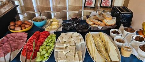 Dagelijks continentaal ontbijt inbegrepen