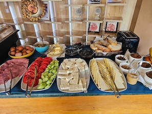 Free daily continental breakfast